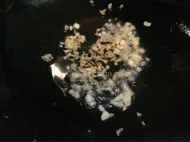 热锅冷油，油热加入蒜末爆香出香味，沥干油留蒜末备用