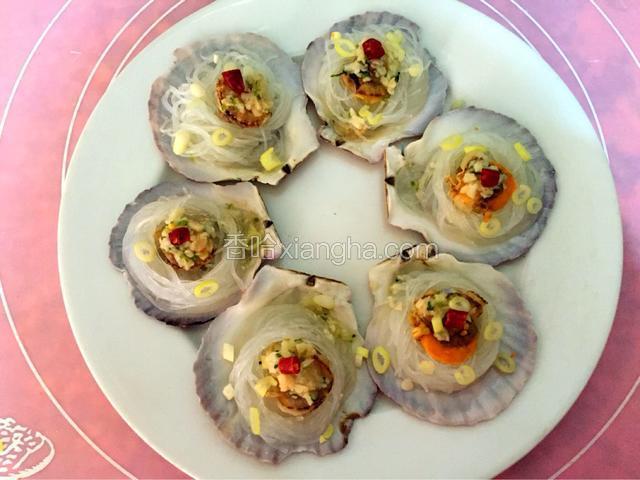 倒掉多余的水分，撒入香葱末，干辣椒段
