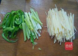 土豆炒芹菜的做法图解1
