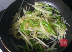 土豆炒芹菜的做法图解6