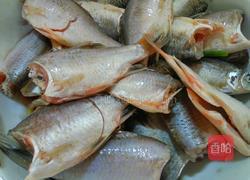 干炸小鲫鱼的做法图解4