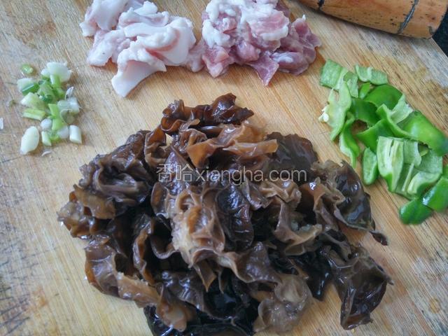 肉，青椒切片(肥，瘦肉分开放，瘦肉放入料酒蚝油腌制片刻)葱切粒，木耳改刀