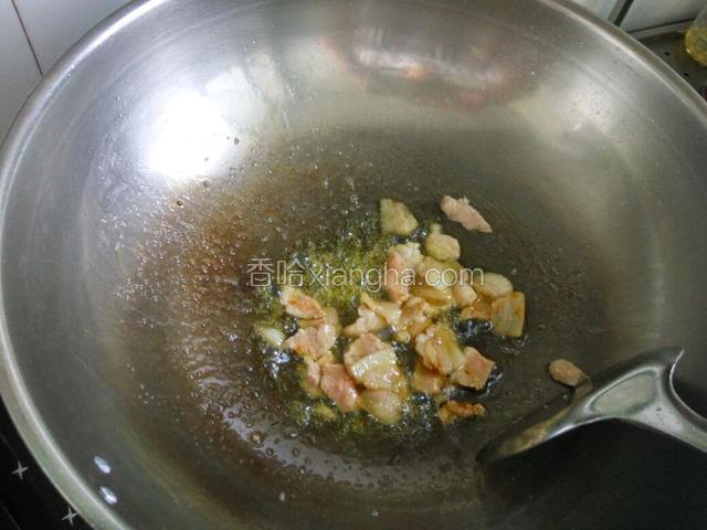 热锅凉油放入肥肉熬出肥油，再下入瘦肉翻炒片刻