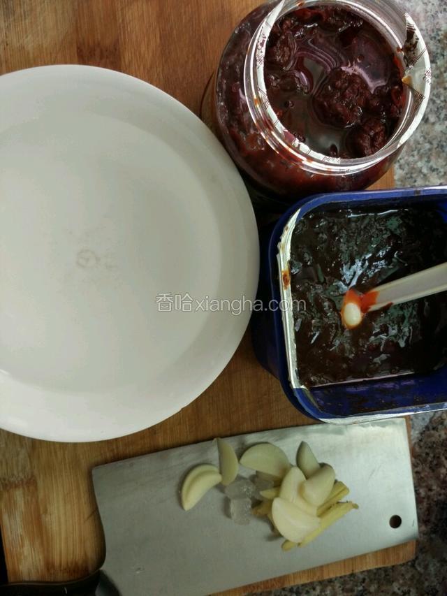 豆瓣酱，黄豆酱，蒜，姜，单晶冰糖，一中碗水准备好；