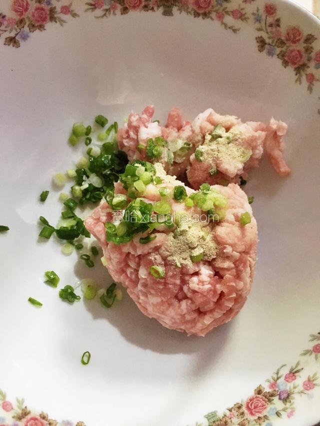 肉剁碎，加入适量的盐、料酒、白胡椒粉、小葱碎、生姜碎、生粉拌匀。