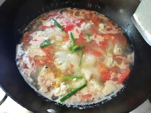 肉丸子统统飘起后，就说明煮好了。然后倒入适量的白胡椒粉，撒上葱段，准备起锅。