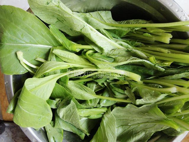青菜洗干净备用