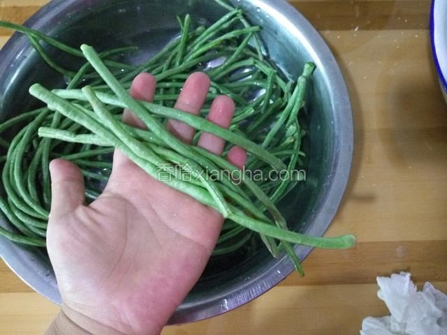 豇豆用手掰两段