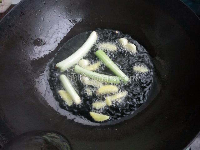 锅里烧热油，先炒熟葱姜蒜