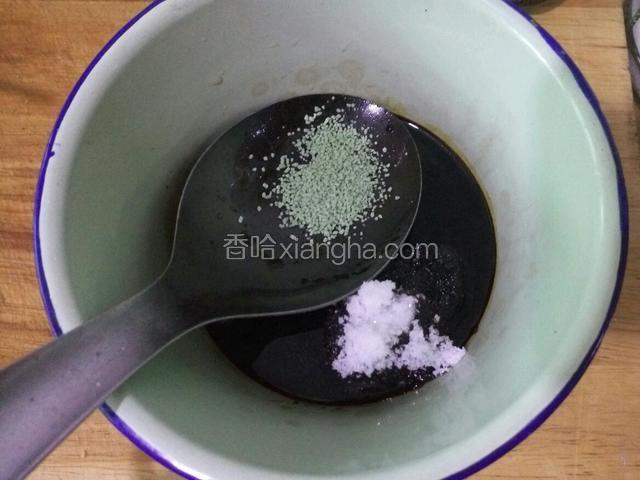 用酱油糖和鸡精调成汁儿