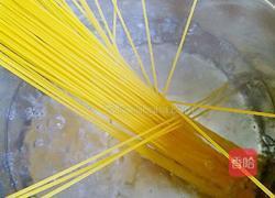 奶油口蘑培根意面的做法图解2