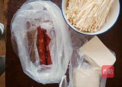 腊肠抄金针菇的做法图解1