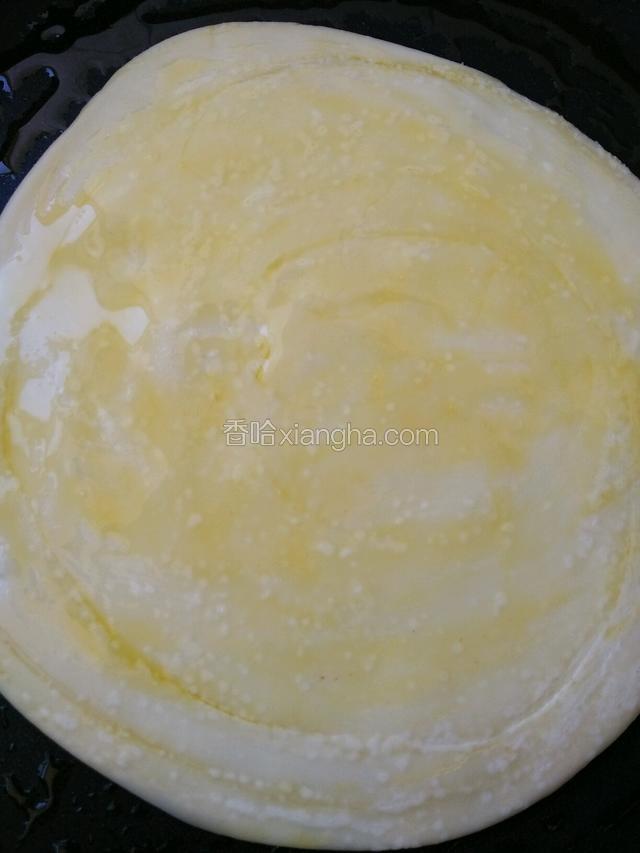 平底锅刷油开小火，放入饼胚，两面刷油
