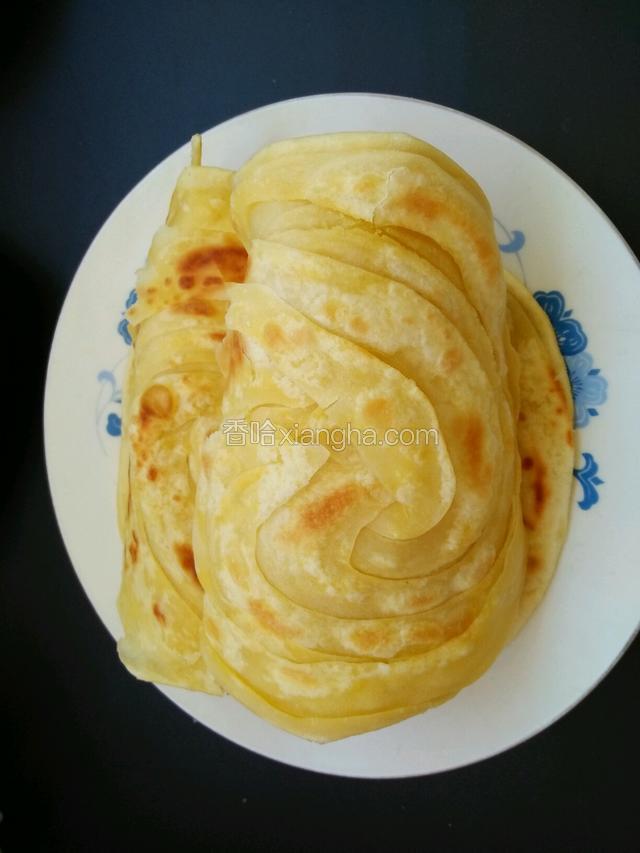 烙好的草帽饼，表皮酥脆但绝不干硬，可以卷起菜一起吃哦！