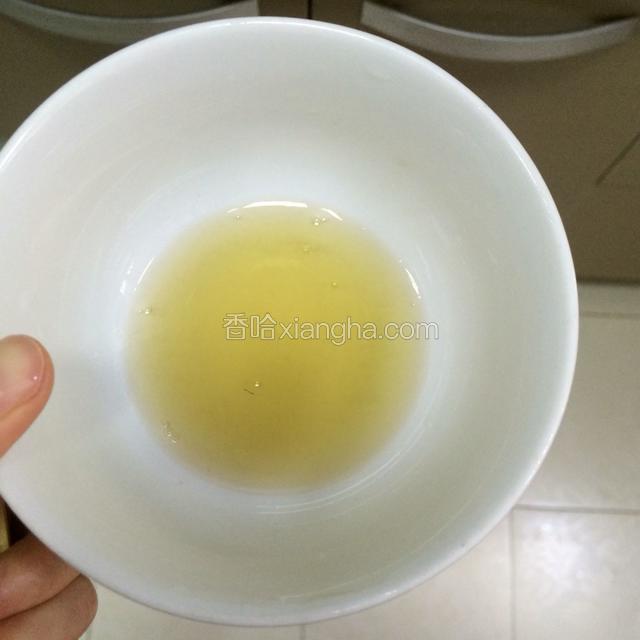 准备好少许的蜂蜜水。