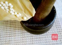 川贝银耳百合枸杞炖雪梨的做法图解2