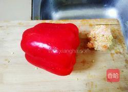 五花肉炒红彩椒的做法图解1