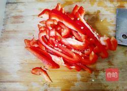 五花肉炒红彩椒的做法图解2