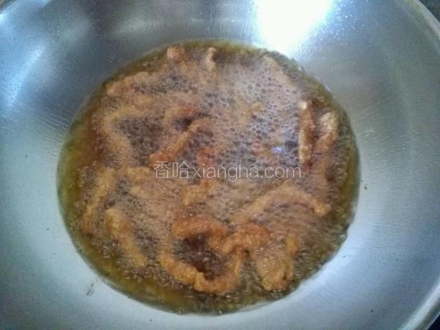 油温升至七成热下入肉条，均匀上色