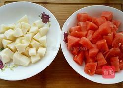 鲜榨西瓜雪梨汁的做法图解1