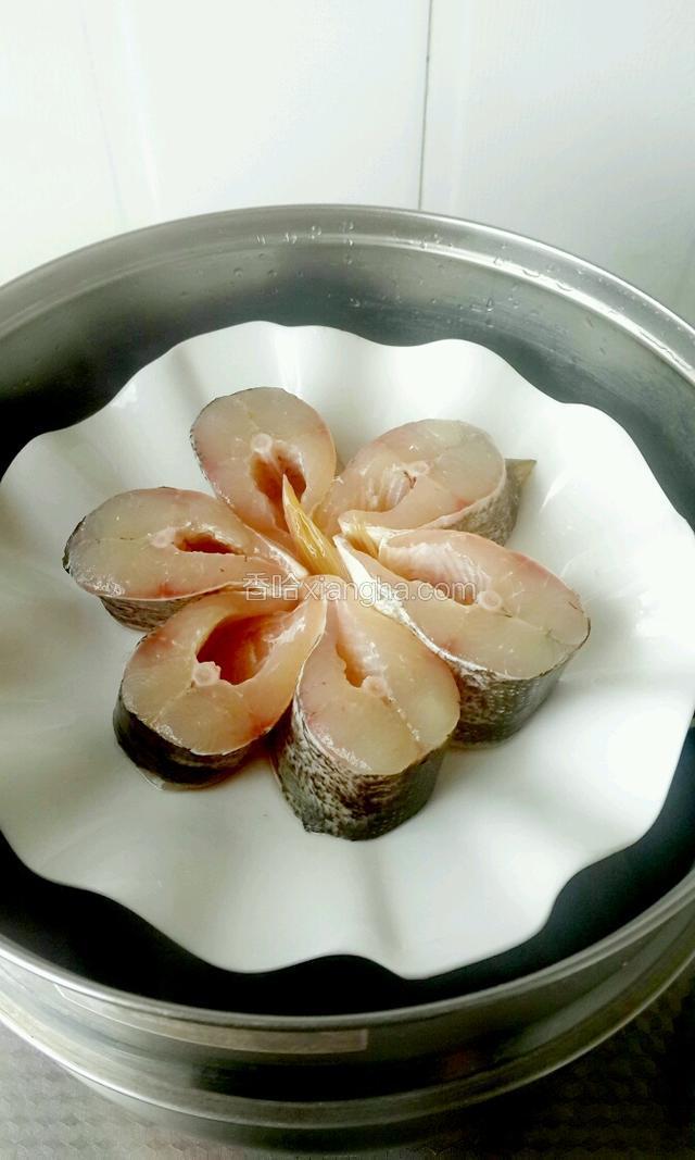 锅里加水，热水上蒸笼，把腌制好的鱼块装盘上蒸笼