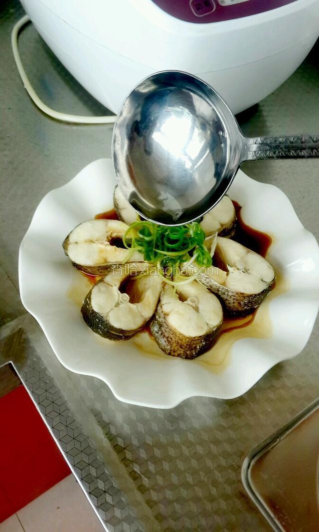 热锅烧油，把开的热油淋在鱼上
