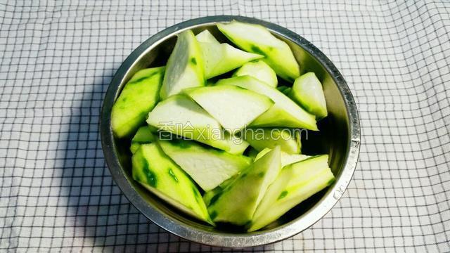 丝瓜去硬皮切件