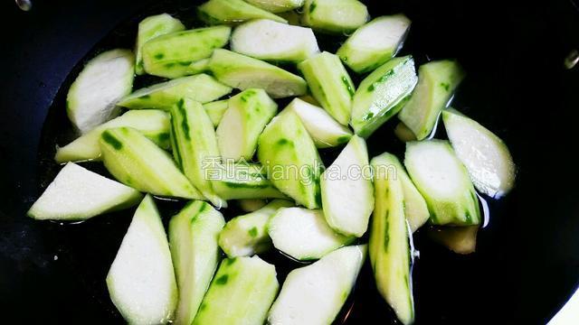 下丝瓜，盖上盖子煮5分钟