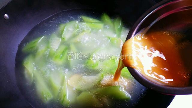 鸡蛋液慢慢淋在丝瓜上