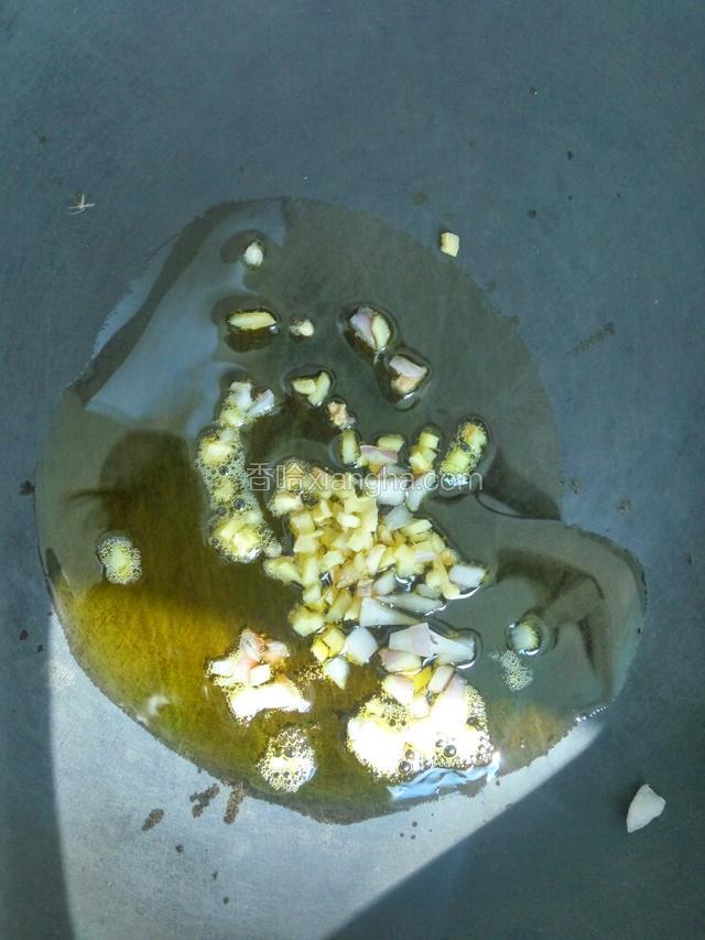 热锅冷油，放入葱姜爆香。