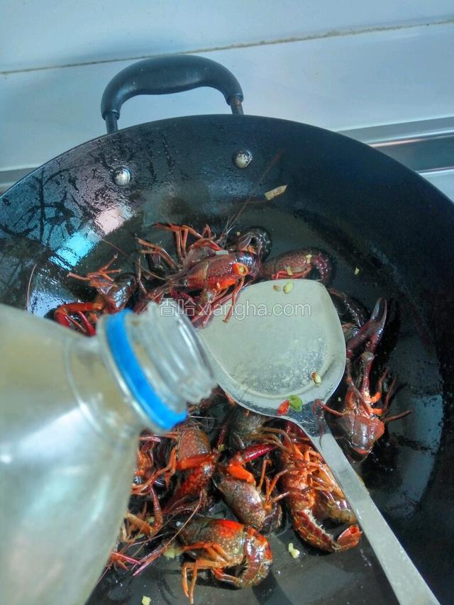 倒入料酒。