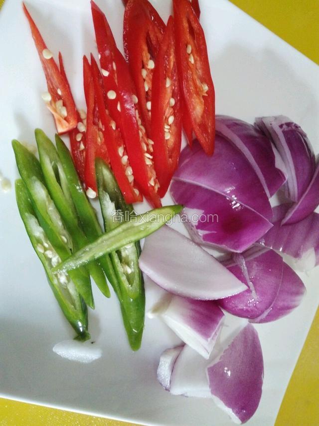青红椒切丝，洋葱切块