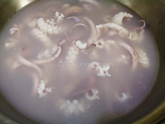 鱿鱼过水，水滚放进去，看自然卷曲收缩马上捞出来（不用一分钟就行了）