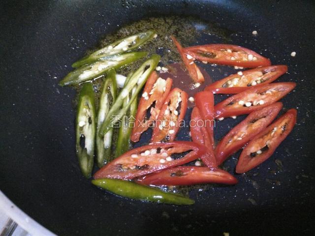 热油锅放青红椒入锅爆香，给盐