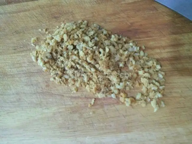 剁得细细的 香味已经飘出来了