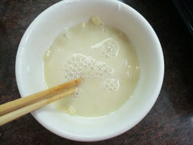 用油均匀的浇在面粉上，再搅拌顺滑