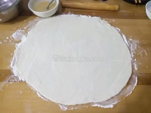 松弛好的面团 用擀面杖擀薄