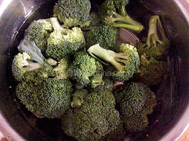 西兰花用盐水浸泡半小时