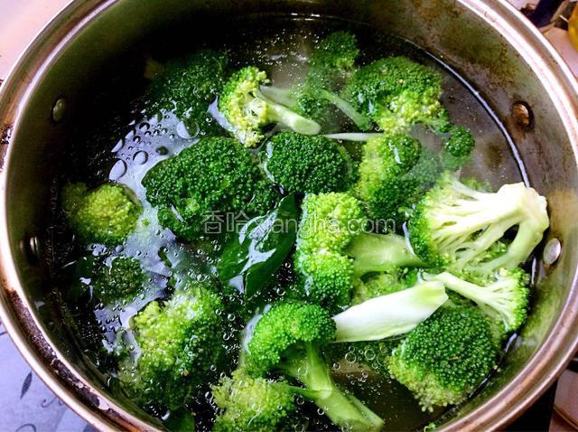 锅中加水烧开，放适量的盐和食用油，放入西兰花焯一下
