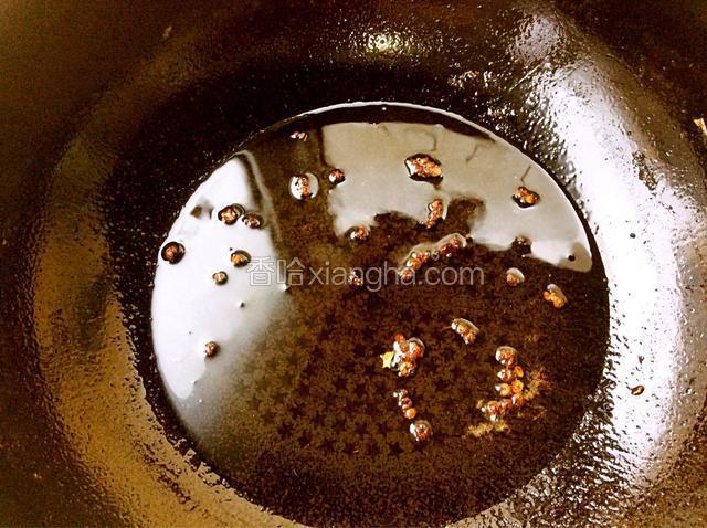 锅中加油烧热，放入花椒炸香，捞出花椒关火