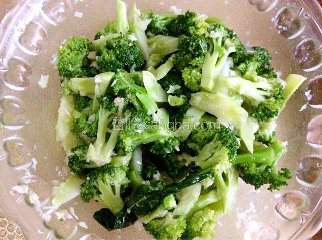 花椒油淋在西兰花上即可