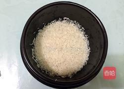 砂锅大米饭的做法图解1