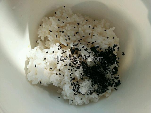 把米饭倒进大点的容器里加白糖熟芝麻