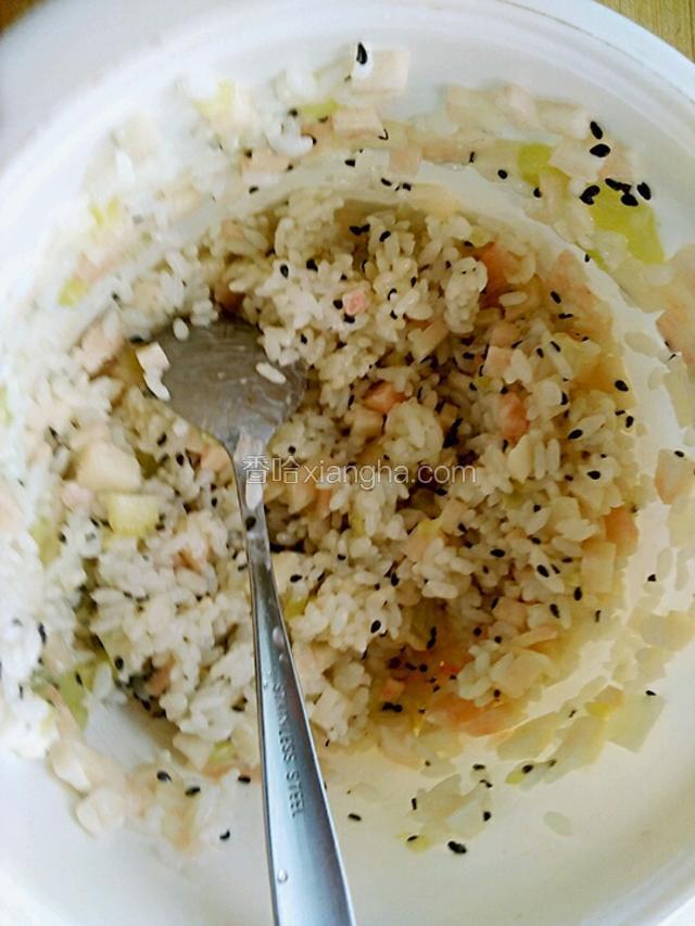 用勺子搅拌均匀