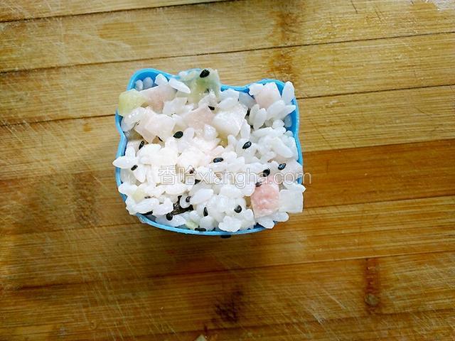 把水果饭装进模型里，依次进行下面的水果饭