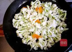 风味炒菜花的做法图解5