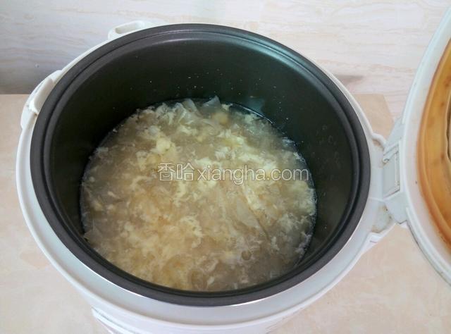 莲子和银耳都煮软了，加入冰红糖，打入蛋花，关电源，焖一会。