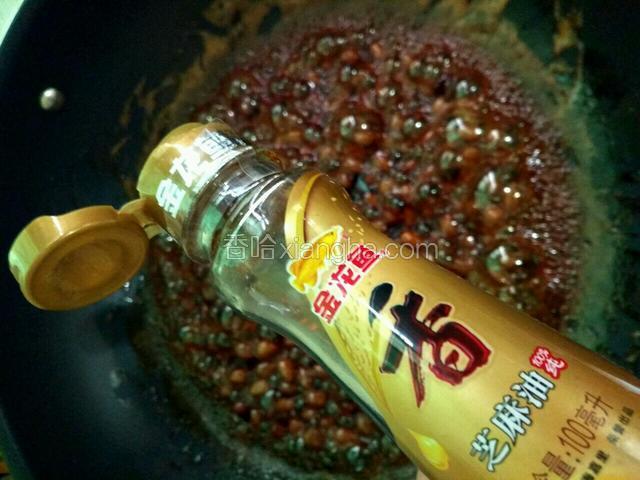 再煮10分钟加入香油搅拌均匀