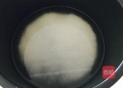 皮蛋瘦肉汤的做法图解2