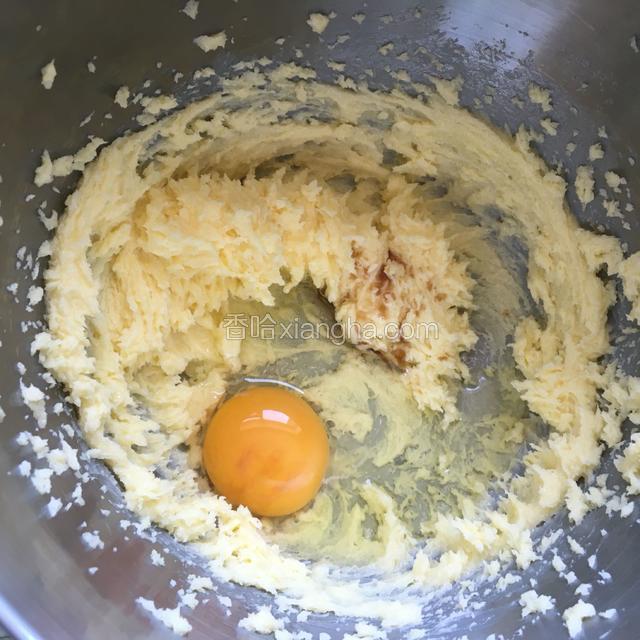 加入鸡蛋和香草精继续打均匀